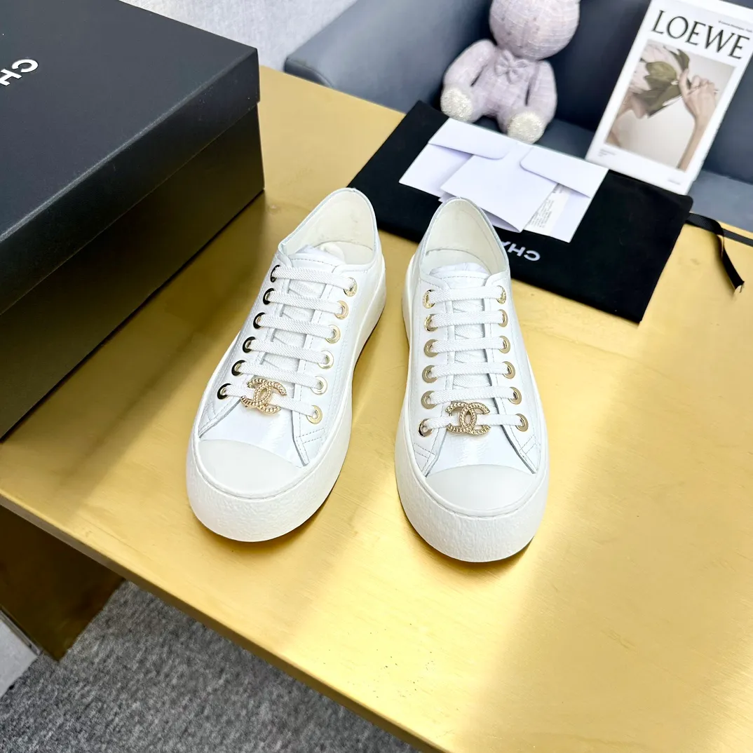 P440👟👟 Top version, original quality! ! ! Chanel Chanel - 2024 biscuit shoes, the top casual sports shoes in the counter, this classic design; the upper is electro-embroidered with a variety of craftsmanship; the outsole is fashionable and sporty; the unusual inclusion of a variety of color elements... The diversified mix and match is very good-looking and versatile, casual, fashionable, sports and outdoor can be taken into account... ꫛꫀꪝ Go➫ Material: ❶Upper made of: original first-layer cowhide ❷Inside made of: sheepskin ❸Outsole is based on: original TPU combination outsole, full set of boutique packaging for women 35–40